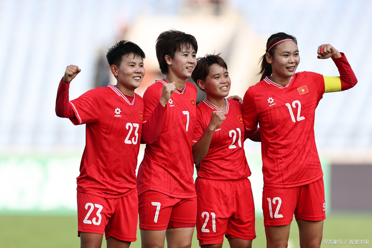 女足比赛中国队克服困难，取得成功