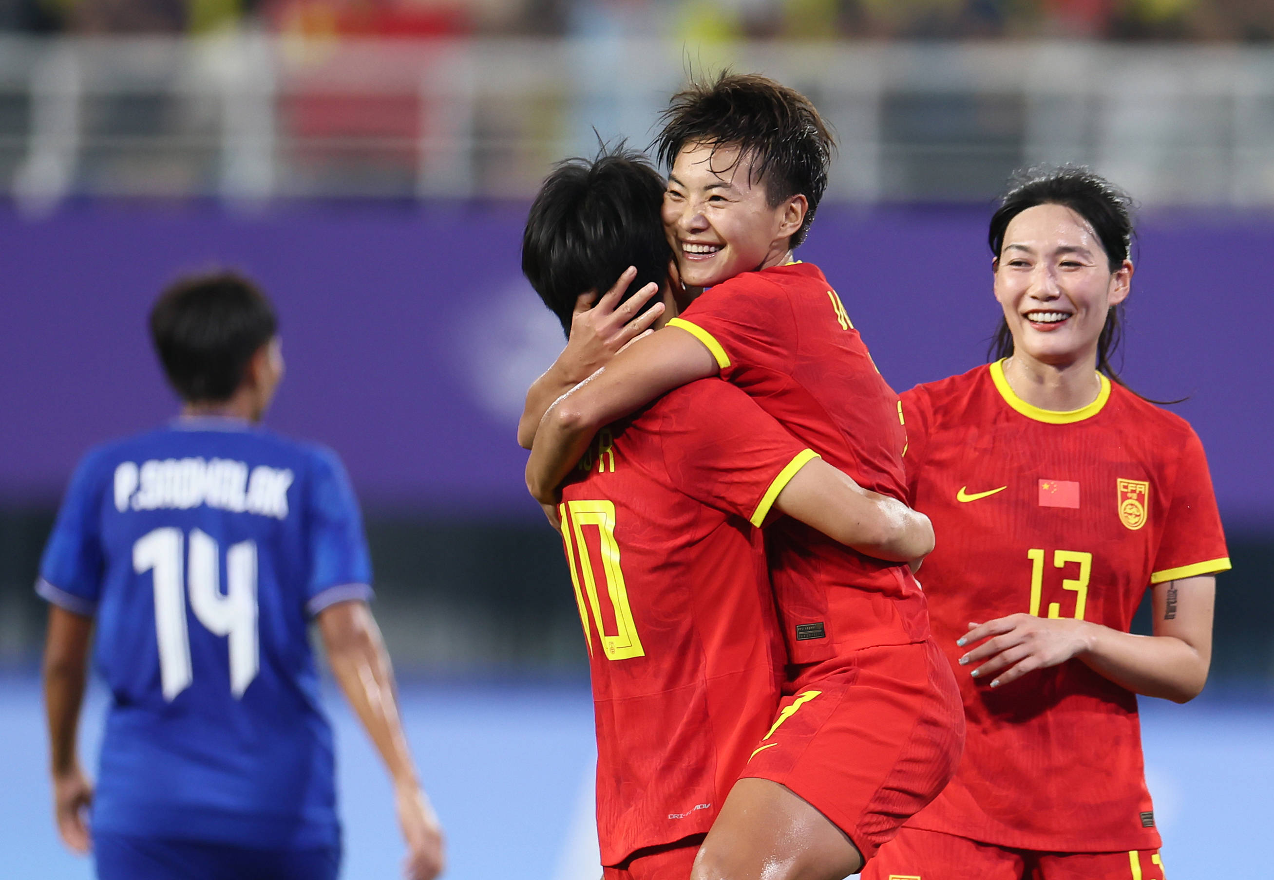 女足比赛中国队克服困难，取得成功