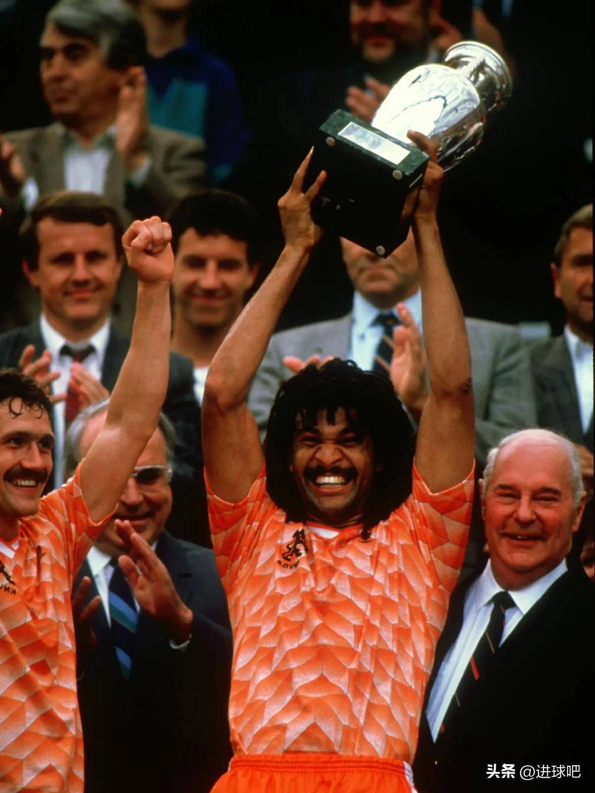 关于荷兰足球传奇露面联赛，模范榜样！的信息