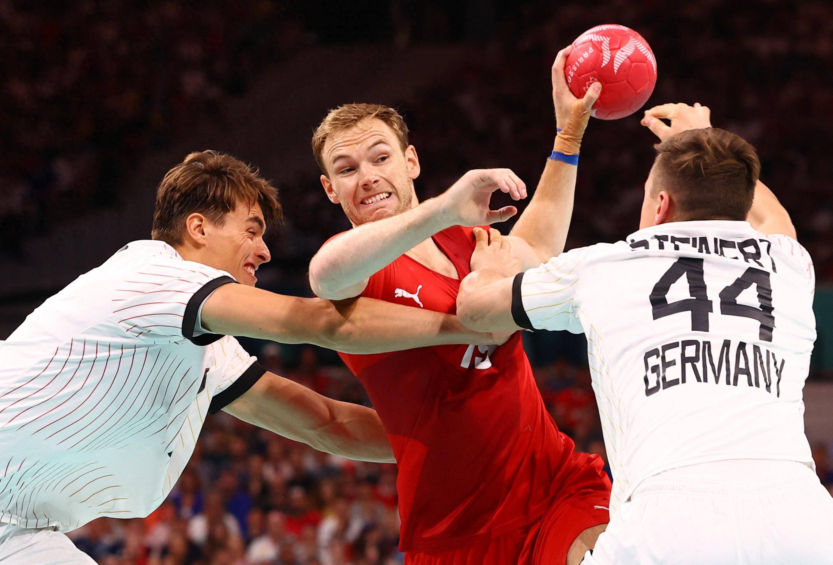 全球篮球选手在国外赛事中再创佳绩