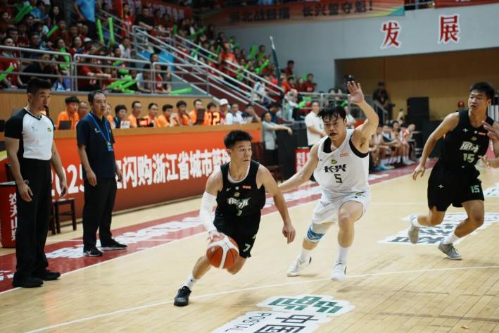 四川队逆转战胜福建队，成功晋级