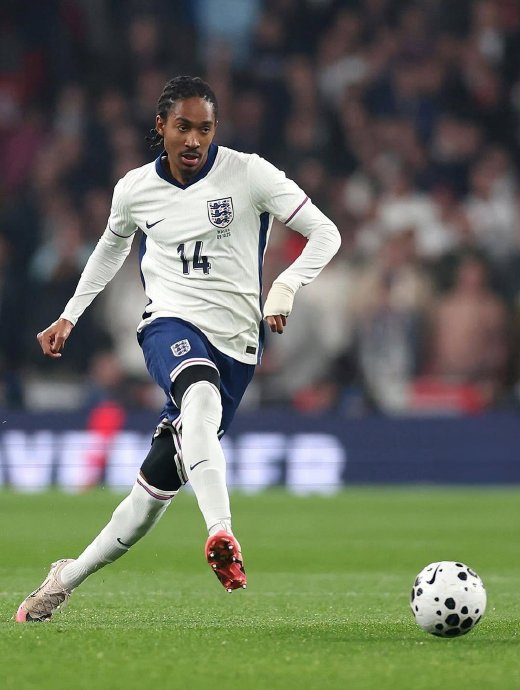 英格兰队在比赛中表现出色，获得胜利的简单介绍